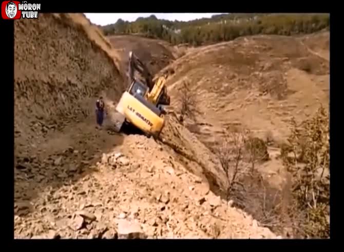 Video :An excavator is held by two guys to prevent it from falling into the nothingness